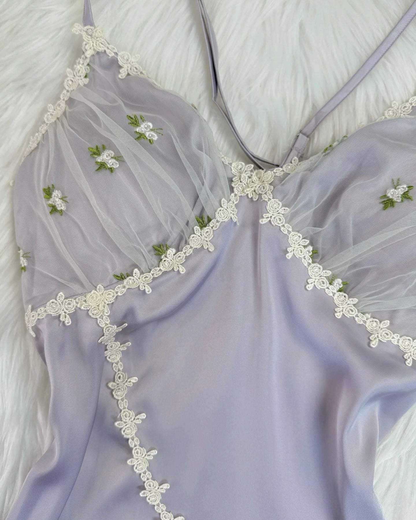 Nuisette à Broderies Florales Daphne en Parme