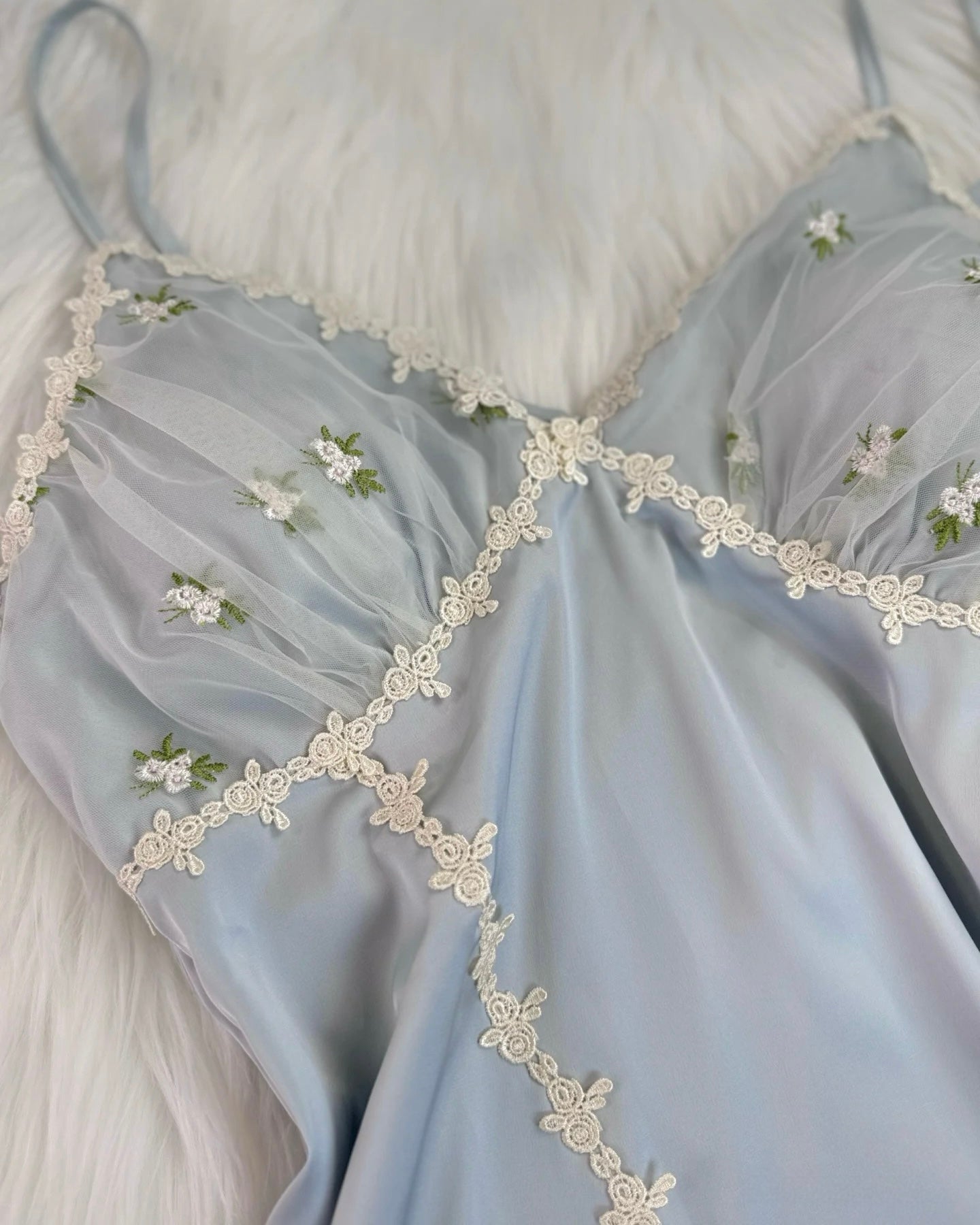 Nuisette à Broderie Florale Daphne en Bleu Ciel