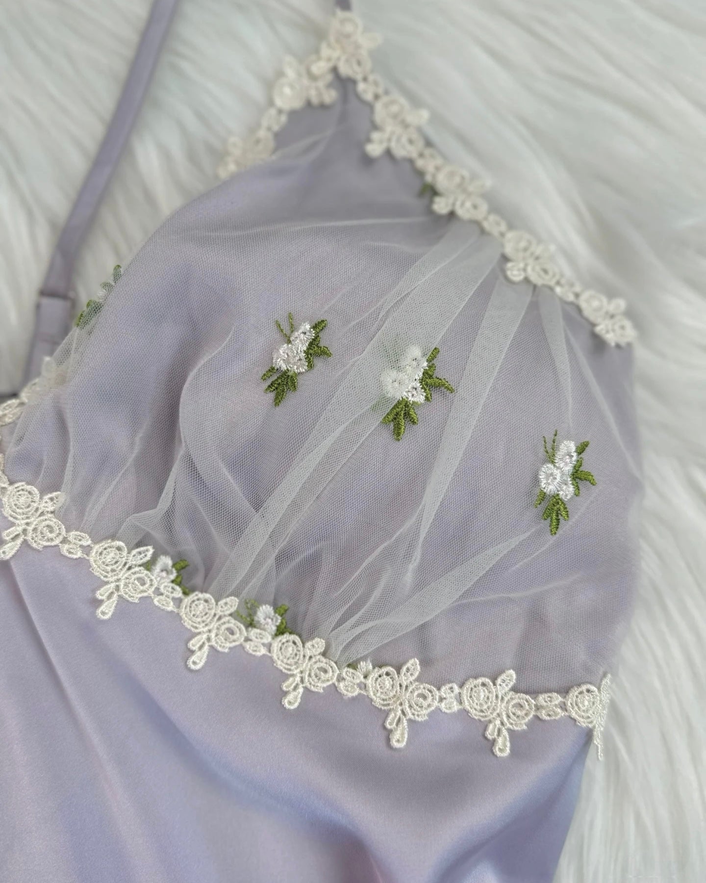 Nuisette à Broderies Florales Daphne en Parme