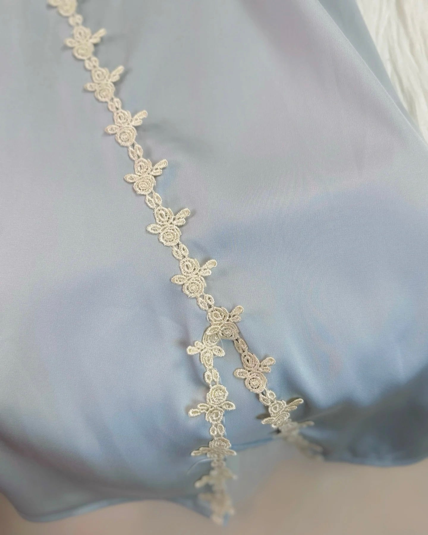 Nuisette à Broderie Florale Daphne en Bleu Ciel